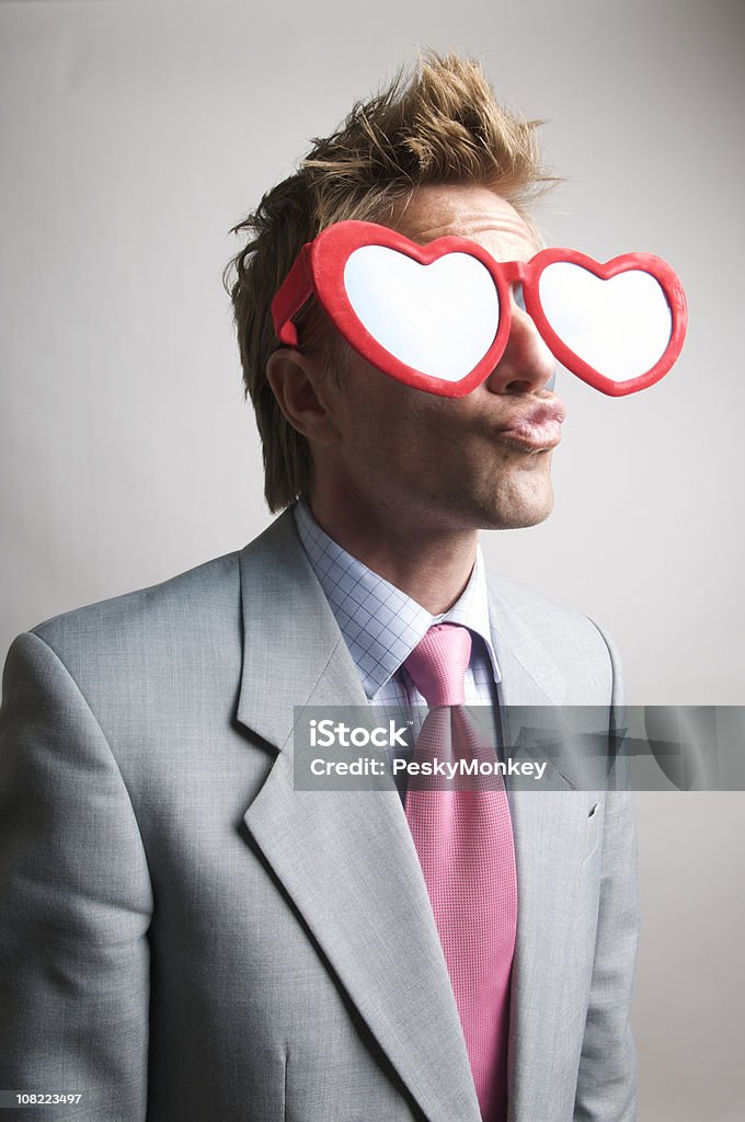 Junger Geschäftsmann in Brillen, Kissy Gesicht Herz - Lizenzfrei Humor Stock-Foto