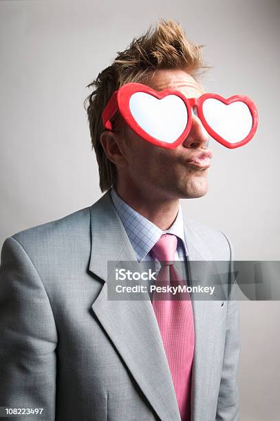 Junger Geschäftsmann In Brillen Kissy Gesicht Herz Stockfoto und mehr Bilder von Humor