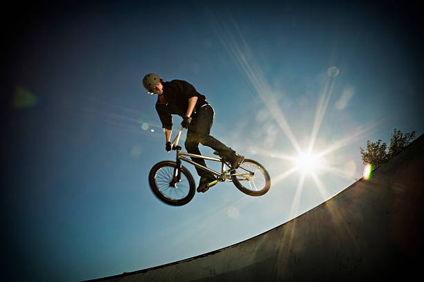 bmx aire! - bmx cycling cycling bicycle teenager fotografías e imágenes de stock