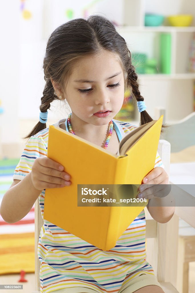 Chica de lectura - Foto de stock de 4-5 años libre de derechos