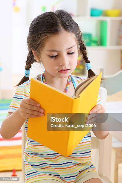 Chica De Lectura Foto de stock y más banco de imágenes de 4-5 años - 4-5 años, Libro, 2000-2009