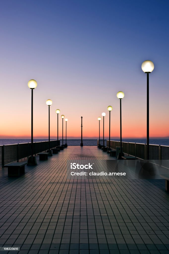 Pier com luminárias ao pôr-do-sol. Imagem a cores - Foto de stock de Mar royalty-free