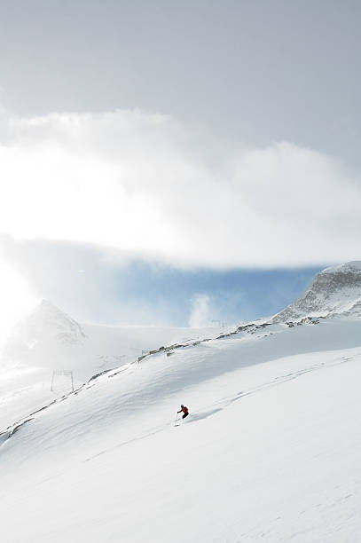 ski hors-piste - ski track powder snow track snow photos et images de collection