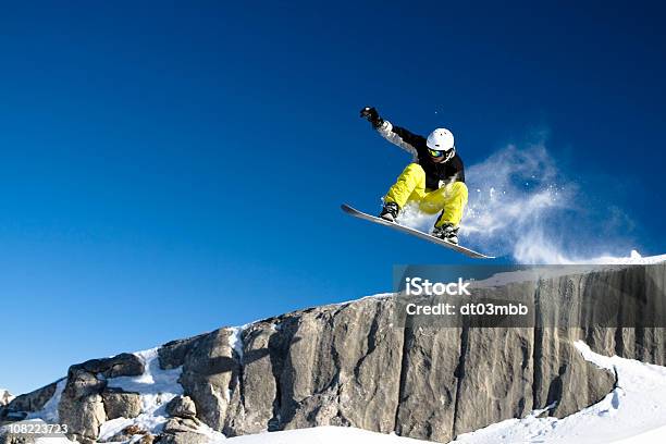 Snowboarder Descenso Sólo Cliff Contra El Cielo Azul Foto de stock y más banco de imágenes de Snowboard