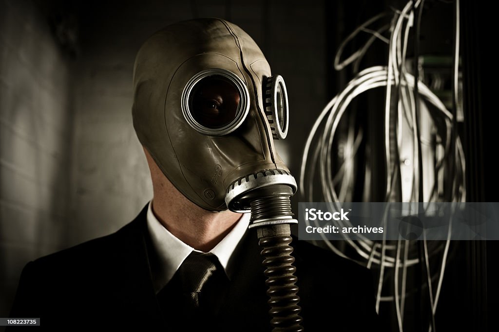 Homme d'affaires portant Masque à gaz dans la salle de serveur foncé - Photo de Gaz naturel libre de droits