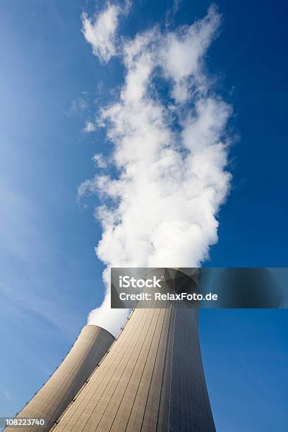 Tilt Shot Llena De Dos Torres De Refrigeración Con Cielo Azul Foto de stock y más banco de imágenes de Aire libre