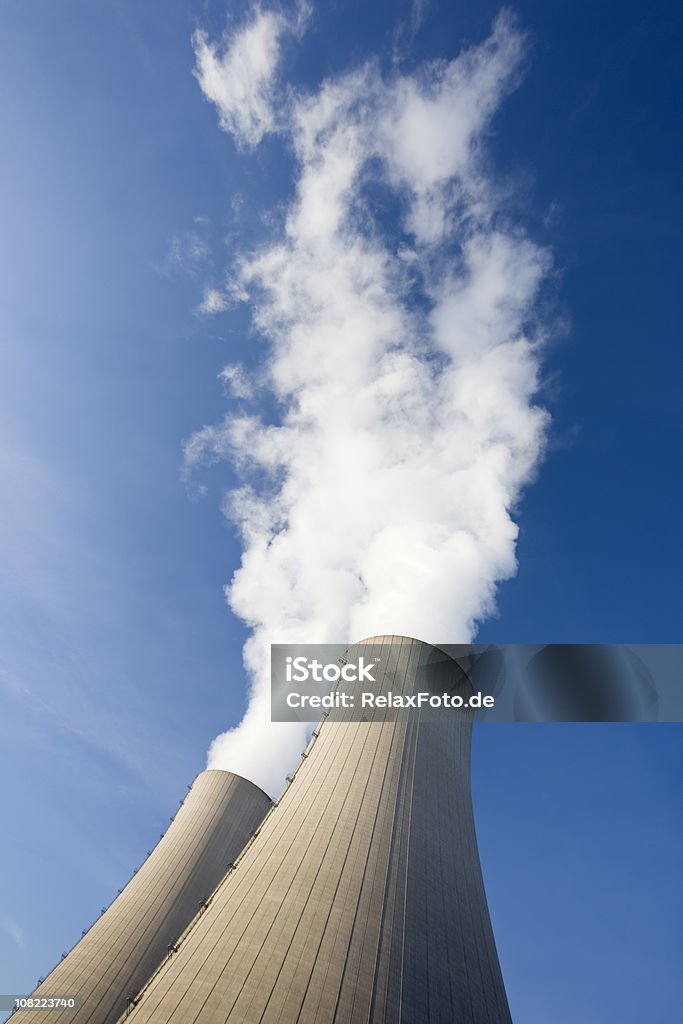 Inclinazione scatto di due torri di raffreddamento con vapore cielo blu - Foto stock royalty-free di Ambientazione esterna