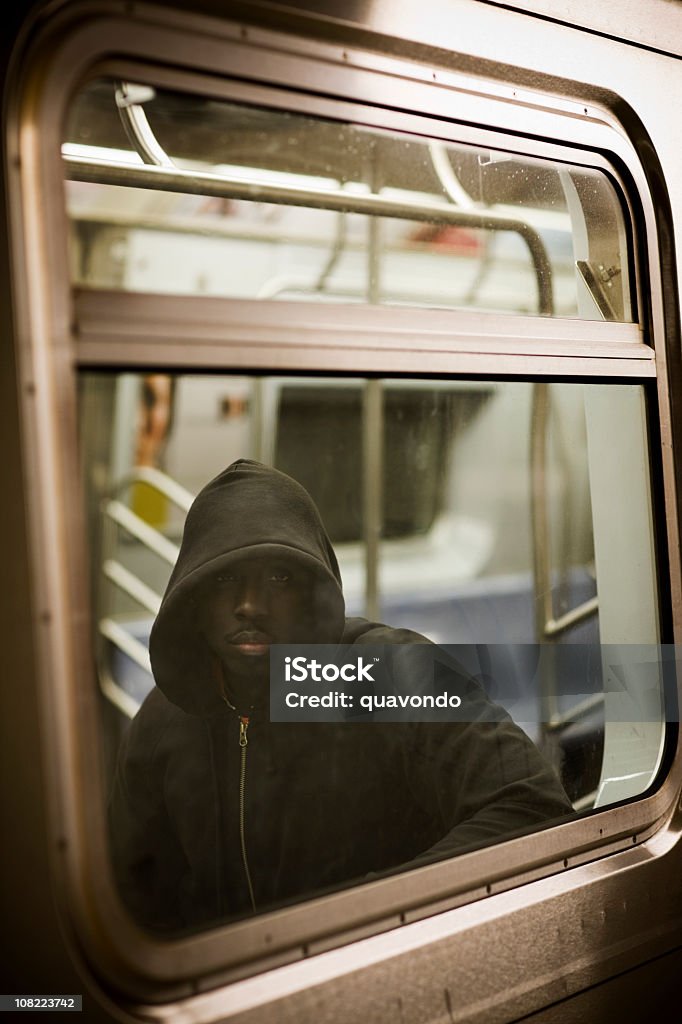 Retrato de jovem homem afro-americano, na janela de metrô - Foto de stock de Afro-americano royalty-free