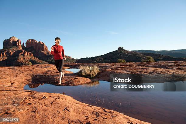 Frau Wüste Running Stockfoto und mehr Bilder von Arizona - Arizona, Sedona, Im Freien