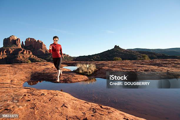 Photo libre de droit de Running Femme Désert banque d'images et plus d'images libres de droit de Arizona - Arizona, Sedona, Personne humaine