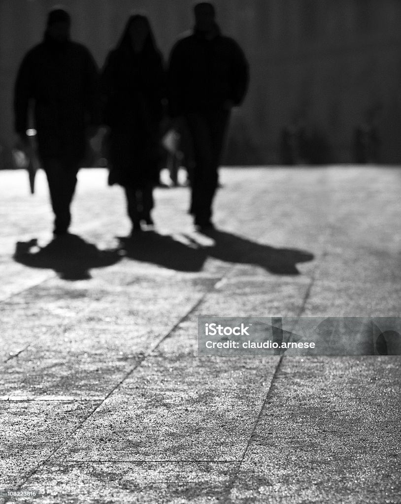 Silhouette der drei Personen gehen, schwarz und weiß - Lizenzfrei Mailand Stock-Foto