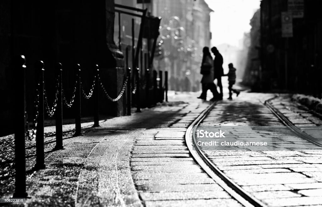 Sylwetka rodziny chodzić w Mediolanie Street, (czarny i biały - Zbiór zdjęć royalty-free (Spacerować)
