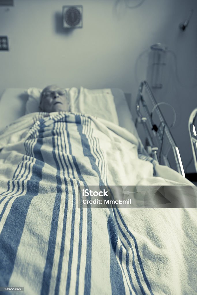 Senior homme malade, dormir dans un lit d'hôpital - Photo de 60-64 ans libre de droits