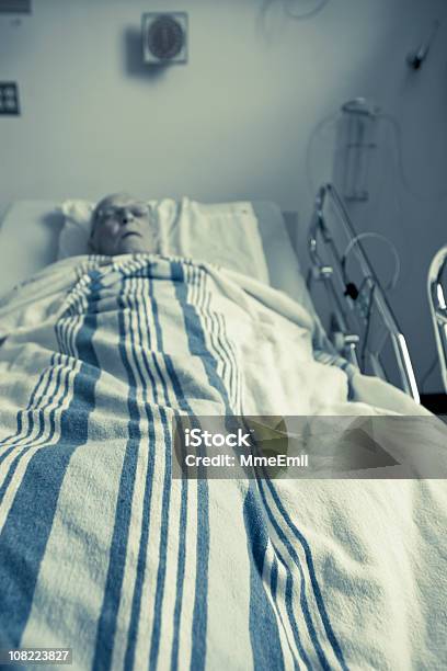 Photo libre de droit de Senior Homme Malade Dormir Dans Un Lit Dhôpital banque d'images et plus d'images libres de droit de 60-64 ans - 60-64 ans, Adulte, Allongé sur le dos