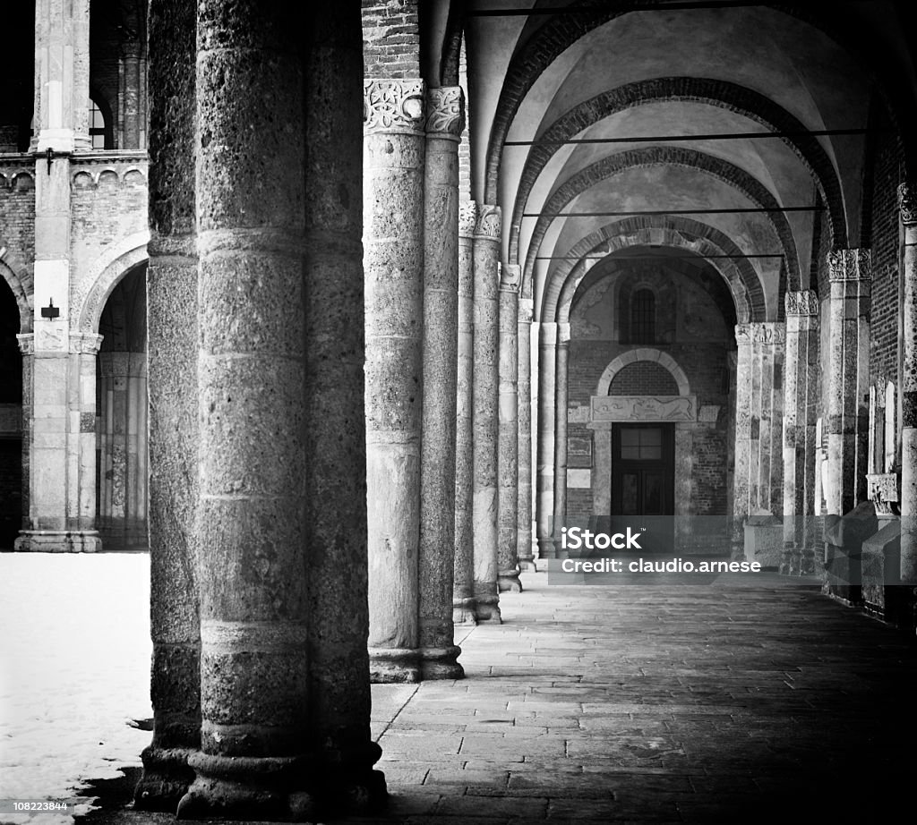 Chiesa di St Ambrogio, bianco e nero - Foto stock royalty-free di Cattedrale