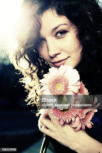 Ritratto Di Giovane Donna Con Bouquet Di Fiori Margherita - Fotografie stock e altre immagini di Abbigliamento casual