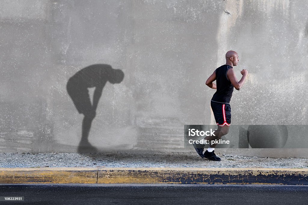 Homme Jogging et les ombres - Photo de Fatigué libre de droits