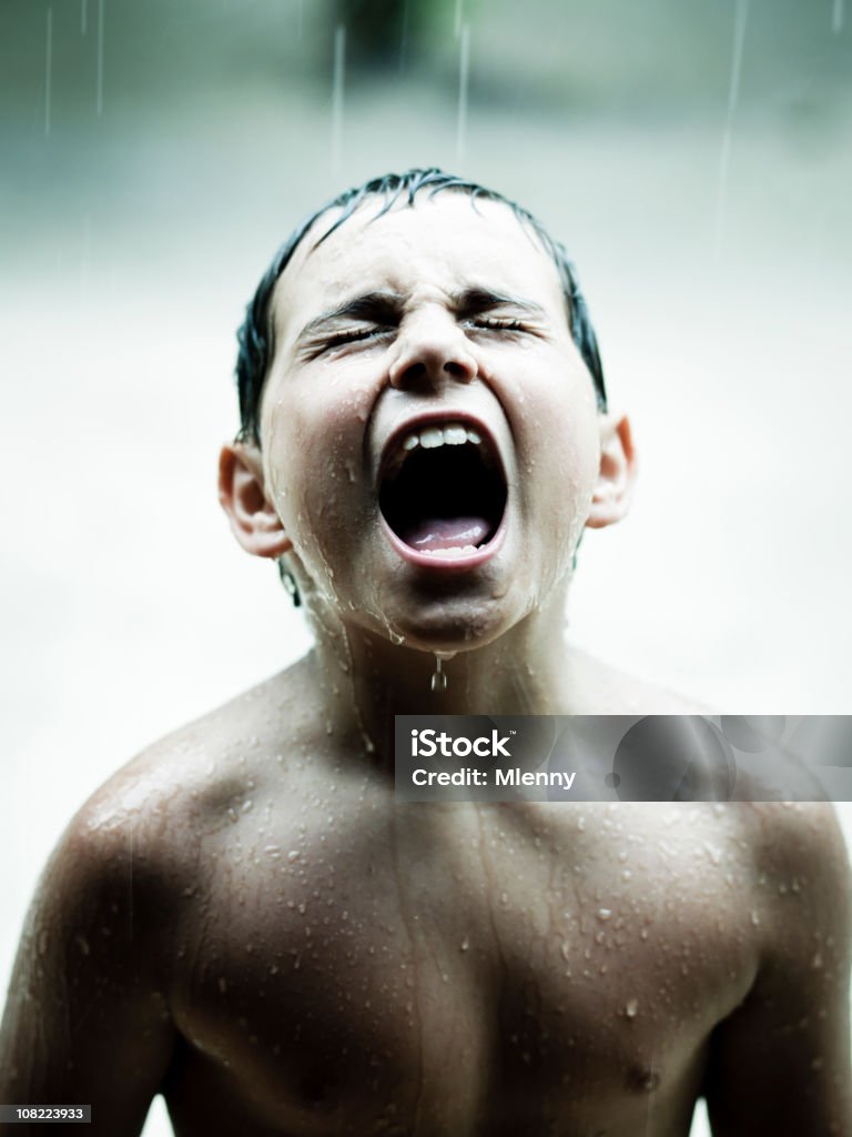 Contra la lluvia tropical, niño en la ducha. - Foto de stock de 8-9 años libre de derechos