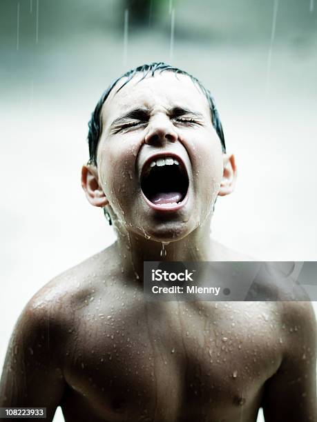 Foto de Contra A Chuva Menino Com Chuveiro Tropical e mais fotos de stock de 8-9 Anos - 8-9 Anos, Berrar, Boca Aberta