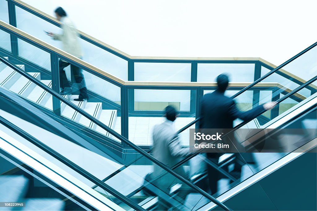Motion Blur von Geschäftsmann auf Rolltreppe und Treppenhaus - Lizenzfrei Geschäftsleben Stock-Foto