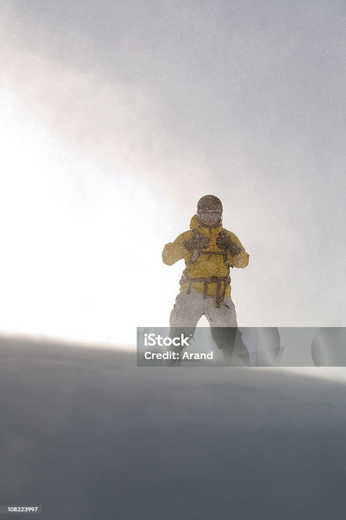 人ス��ノーボードを山に吹く風と雪 - 吹雪のロイヤリティフリーストックフォト