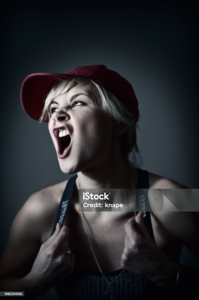 Mujer joven Yelling - Foto de stock de 20-24 años libre de derechos