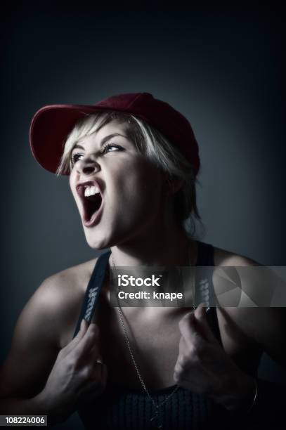 Mujer Joven Yelling Foto de stock y más banco de imágenes de 20-24 años - 20-24 años, Adulto, Adulto joven