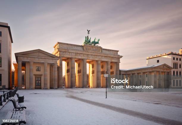 Puerta De Brandenburgo Berlín Foto de stock y más banco de imágenes de Berlín - Berlín, Invierno, Aire libre