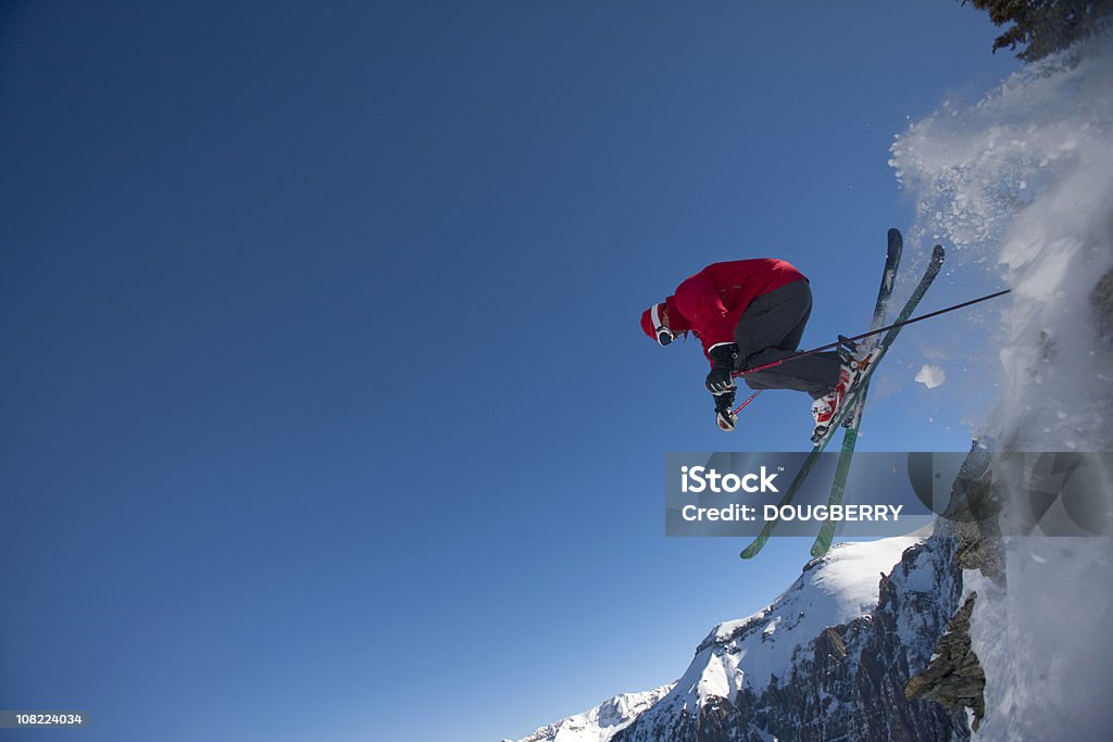Лыжница прыжки в воздухе на утесе - Стоковые фото Гора роялти-фри