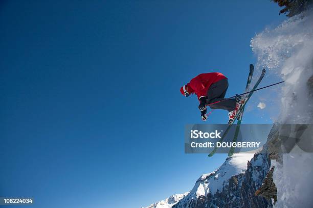 Лыжница Прыжки В Воздухе На Утесе — стоковые фотографии и другие картинки Гора - Гора, Лыжный спорт, Утёс