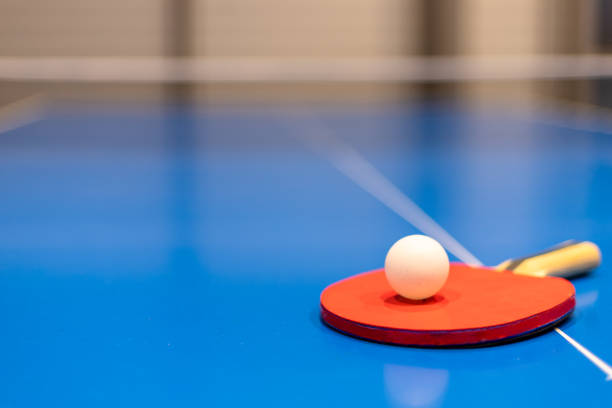 пинг-понг весло и мяч на столе - table tennis table стоковые фото и изображения