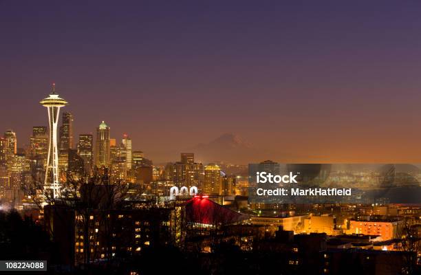 Seattle O Anoitecer - Fotografias de stock e mais imagens de Noite - Noite, Seattle, Ao Ar Livre