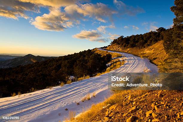 S 型 Road の風景の美しい夕暮れ時にユタ州モアブ - 未舗装のストックフォトや画像を多数ご用意 - 未舗装, 山, 日没