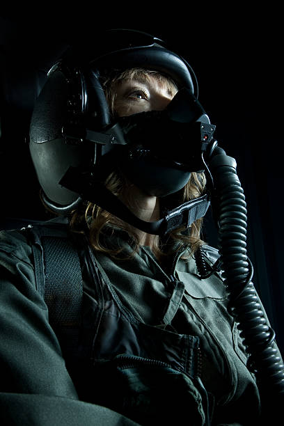 weibliche kämpfer flugzeug pilot mit helm und sauerstoff-maske - air force fighter plane pilot military stock-fotos und bilder