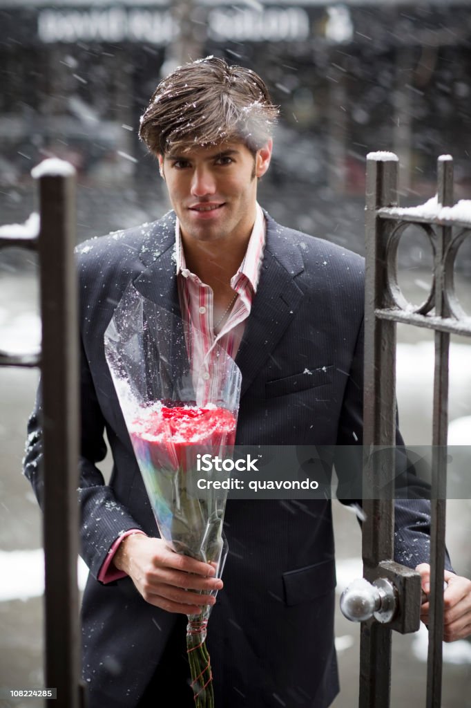 Strauß Rosen von schöner junger Mann auf Datum, Copyspace - Lizenzfrei Dating Stock-Foto