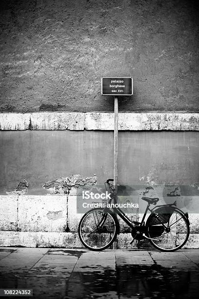 Kurier W Roma Street - zdjęcia stockowe i więcej obrazów Bez ludzi - Bez ludzi, Bicykl, Czarno biały