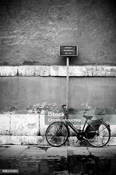 Bicicleta Em Roma Street - Fotografias de stock e mais imagens de Ao Ar Livre - Ao Ar Livre, Ausência, Bicicleta