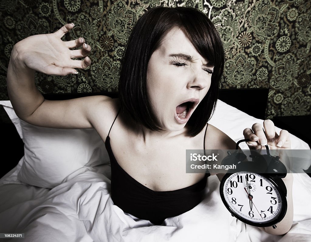 Женщина, просыпаться на Зевать - Стоковые фото Бретельки роялти-фри