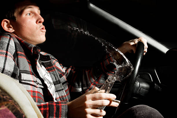 teenage boy bebiendo cerveza y derramando al conducir coches - drunk driving accident teenager fotografías e imágenes de stock