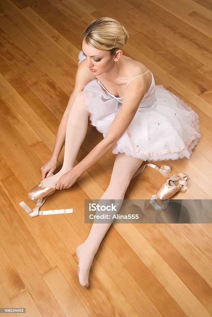 Ballerina 퍼팅 그녀의 발레 슈즈 - 로열티 프리 20-29세 스톡 사진