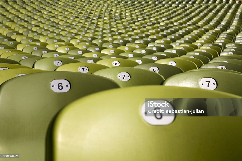 Infinitas grupo grande de personas-olymic el estadio de fútbol de munich - Foto de stock de Estadio libre de derechos