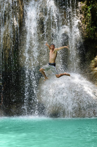 de salto-quedas de erawan, kanchanaburi, tailândia - erawan imagens e fotografias de stock