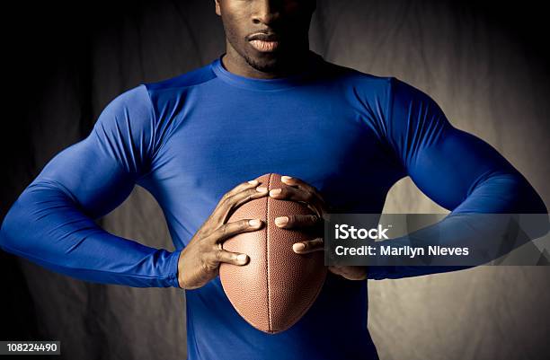 Athletischen Körper Stockfoto und mehr Bilder von Football - Spielball - Football - Spielball, Amerikanischer Football, Jersey