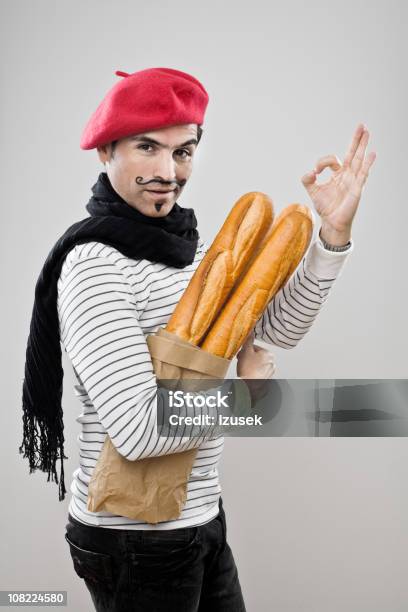 Francés Con Baguettes Francesa Foto de stock y más banco de imágenes de Cultura francesa - Cultura francesa, Hombres, Barra de pan francés