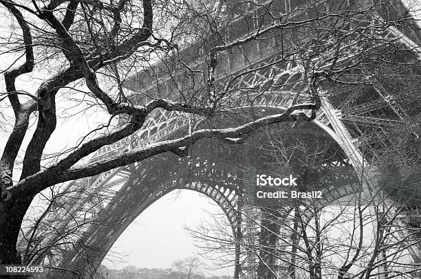 パリで雪が降る - パリのストックフォトや画像を多数ご用意 - パリ, モノクロ, エッフェル塔