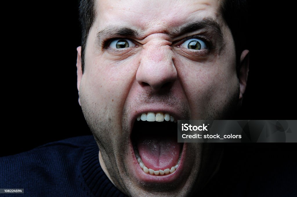 Porträt des jungen Mannes schreien auf schwarzem Hintergrund - Lizenzfrei Schreien Stock-Foto