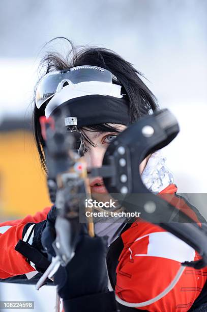 Photo libre de droit de Prêt Pour Le Tir À Larme À Feu banque d'images et plus d'images libres de droit de Biathlon - Biathlon, Femmes, Une seule femme