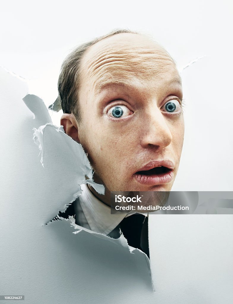 Homem curioso projetando Siga pela tela quebrada - Foto de stock de Homens royalty-free