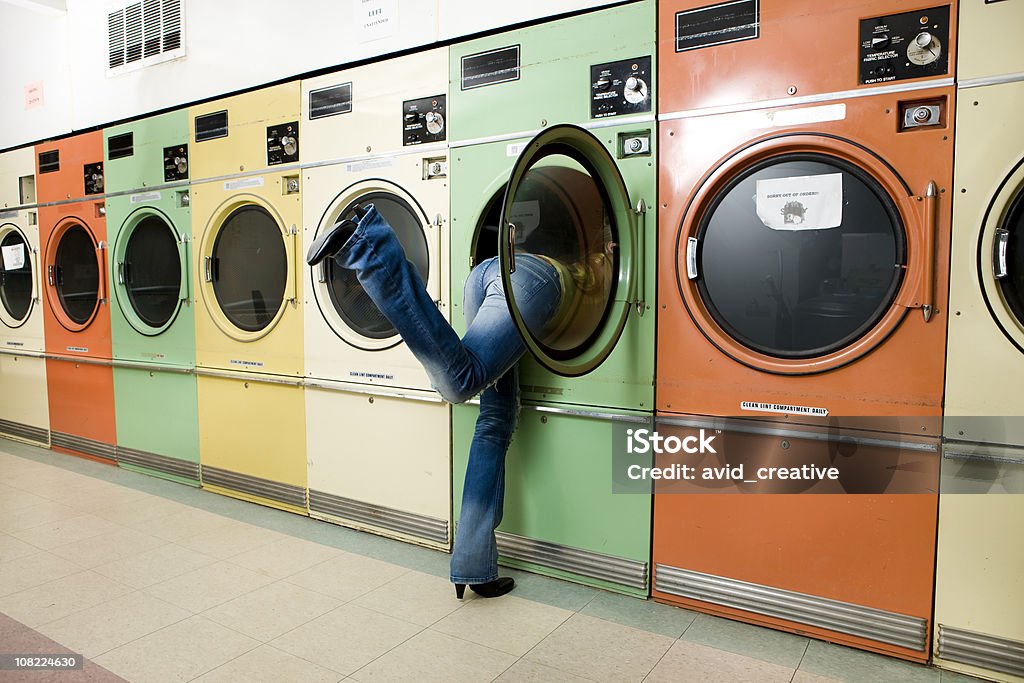 Girl apoyarse en lavandería con lavadora para la ropa - Foto de stock de Lavandería - Edificio público libre de derechos