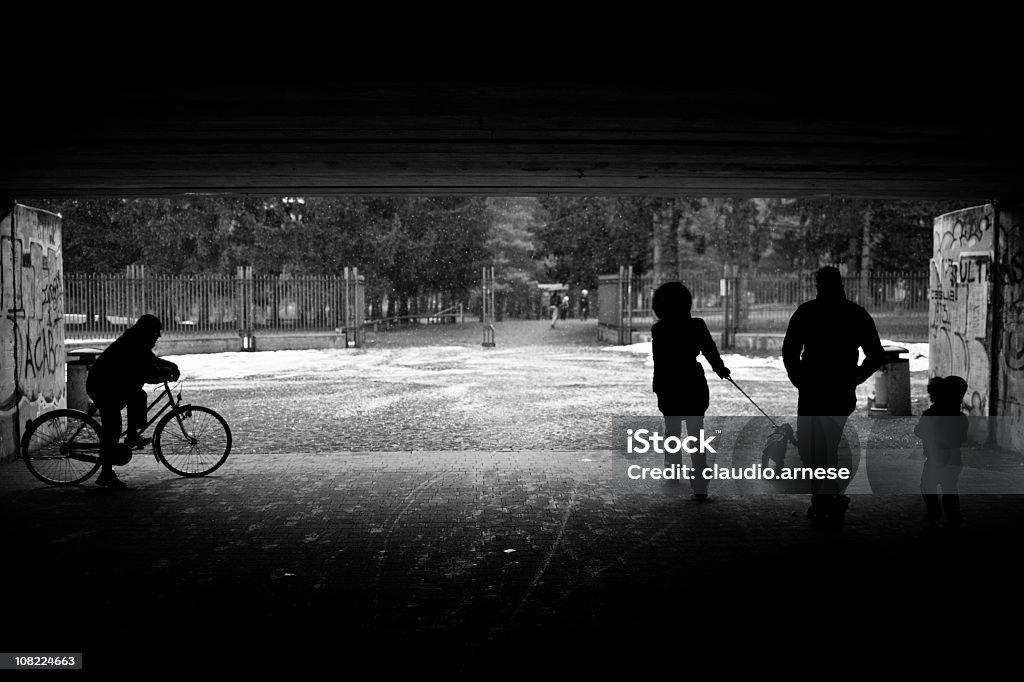 Pessoas caminhando no túnel para o parque. Preto e branco - Foto de stock de Ciclismo royalty-free